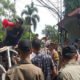 Barisan Pemuda Bekasi (BMB) di Gedung DPRD Kota Bekasi mendesak Anggota DPRD Terlibat Kasus Korupsi Dispora Segera Mundur, Kamis 12 Juni 2025 - foto doc