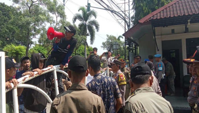 Barisan Pemuda Bekasi (BMB) di Gedung DPRD Kota Bekasi mendesak Anggota DPRD Terlibat Kasus Korupsi Dispora Segera Mundur, Kamis 12 Juni 2025 - foto doc