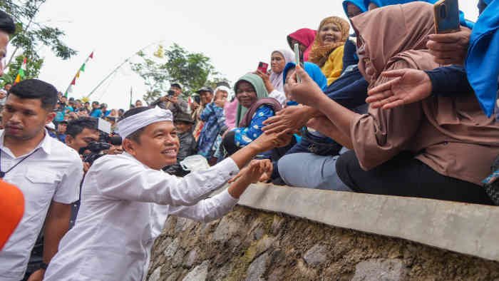 Gubernur Jawa Barat Dedi Mulyadi meluncurkan transaksi nontunai pada Sistem Pengelolaan Keuangan Desa. Peluncuran berlangsung di Gedung Graha Pupuk Kujang, Kawasan Industri Kujang Cikampek (KIKC), Kabupaten Karawang, Selasa (3/6/2025).