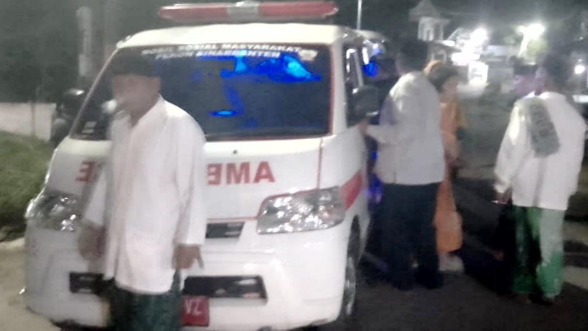 Foto: Risma (10) gadis mungil pengidap penyakit tulang saat akan berobat ke RS Cipto Jakarta, Senin 16 Juni 2025 malam, (foto_ws)