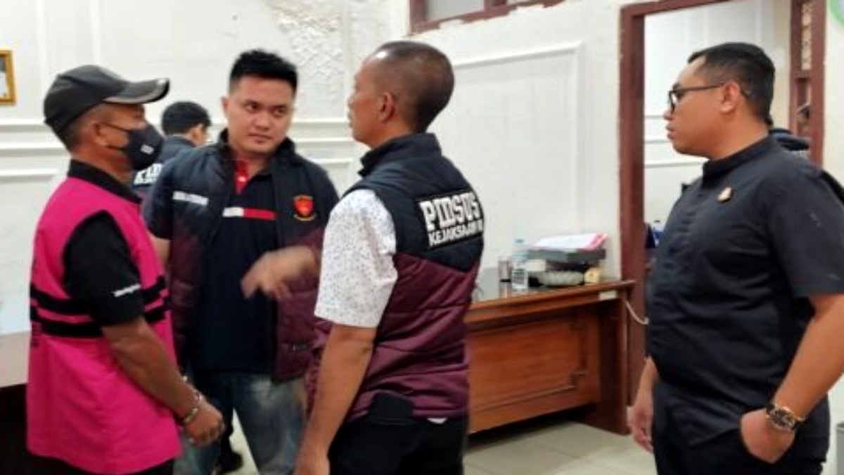 Kejaksaan Negeri (Kejari) Lampung Timur menahan seorang tersangka berinisial S (39), warga Menggala, Kabupaten Tulang Bawang, dalam kasus dugaan korupsi proyek pembangunan Jembatan Kali Pasir, Kecamatan Way Bungur.