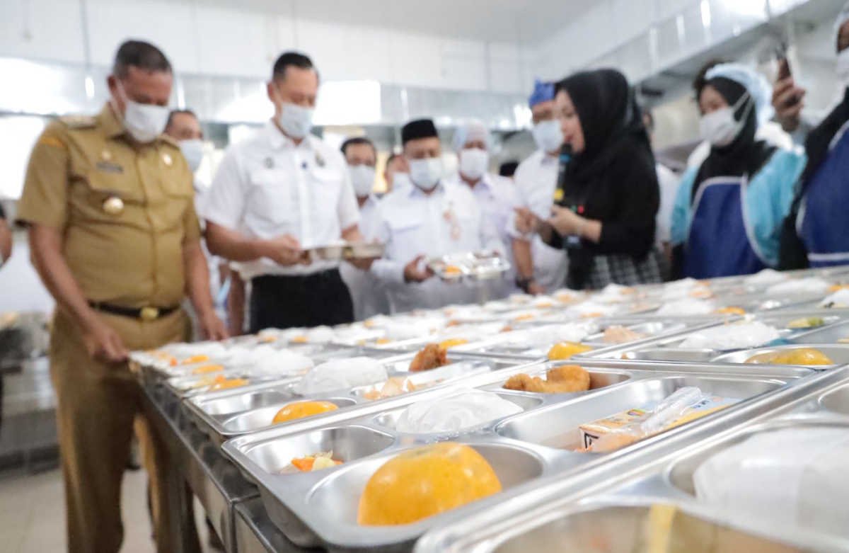 Foto: Agus Harimurti Yudhoyono (AHY), meresmikan operasional Dapur Makan Bergizi Gratis (MBG) milik Yayasan Garuda Biru Indonesia di Jatiasih, Kota Bekasi, Senin (30/6/2025)
