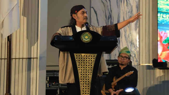 budayawan nyentrik sekaligus dai, Kiyai Sastro Al Ngatawi, alias Gus Sastro