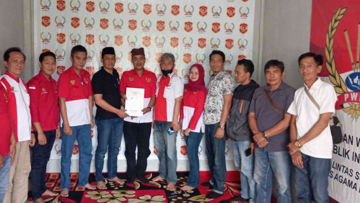 Foto: Sesi foto bersama dan penyerahan catatan administrasi DPC PWRI Tanggamus kepada DPD PWRI Lampung usai acara di kantor DPC PWRI Tanggamus, pada Jumat 27 Juni 2025, (foto_dok/ww)