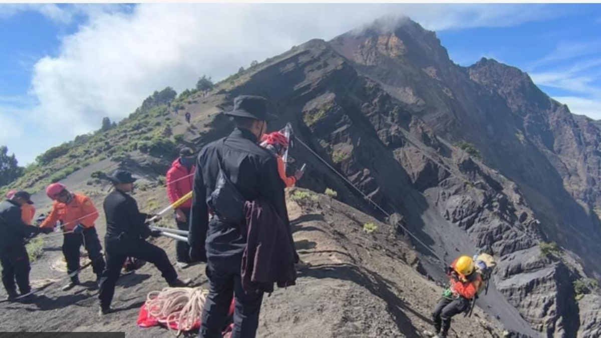 Foto: Proses evakuasi pendaki Brasil yang jatuh di Gunung Rinjani, (foto_net)