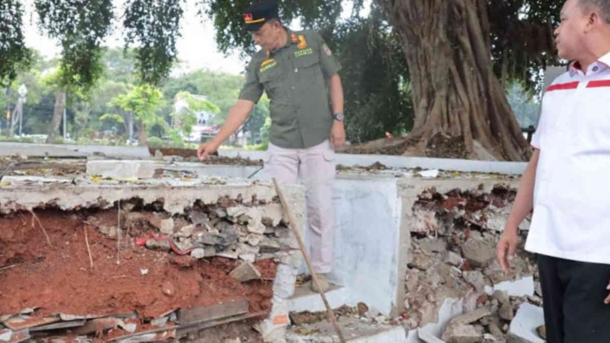 Akhir pekan, Wali Kota Bekasi, Tri Adhianto, tinjau langsung proses pembongkaran bangunan liar yang berdiri di atas badan garis sungai di kawasan sekitar Universitas Islam “45” (UNISMA),Minggu 1 Juni 2025 - foto doc ist