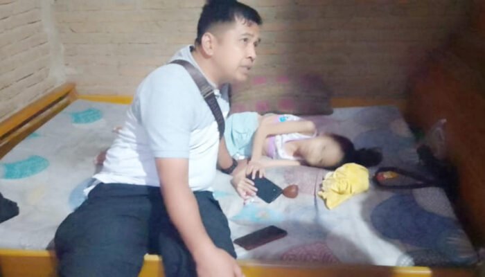 STEBI Tanggamus Ulurkan Tangan untuk Risma Penderita Penyakit Langka di Talang Padang