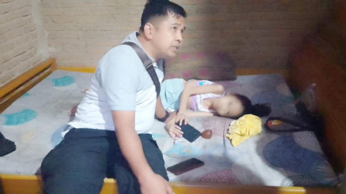 Foto: Riki Renaldo Ketua STEBI Tanggamus melihat keadaan Risma penderita penyakit langka di rumahnya, pada Kamis 12 Juni 2025, (foto_ws)