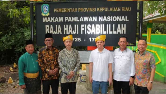 Di tengah hembusan angin laut dan keheningan sore di Pulau Penyengat, jejak sejarah kembali disingkap. Minggu (8/6/2025).