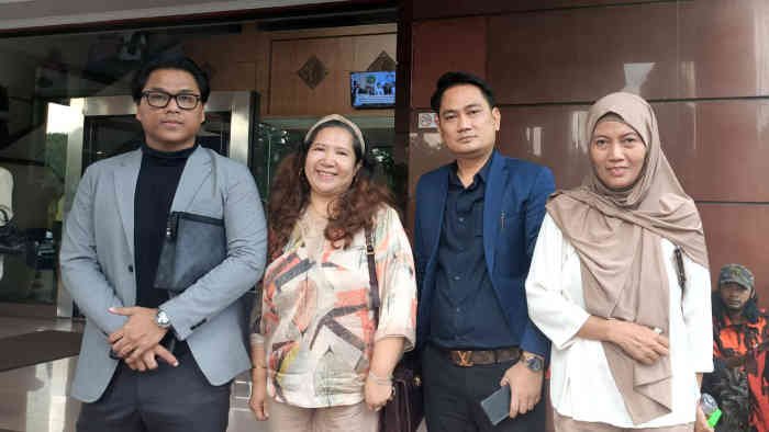 Koordinator Vendor Pasar Jatiasih, Paskah Ria Pakpahan bersama pengacara usai bertemu Wali Kota Bekasi Tri Adhianto, pada Kamis 26 Juni 2025 - foto doc