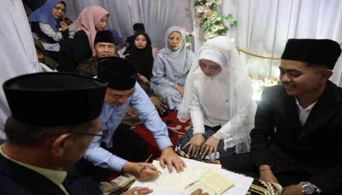 Jadi Saksi Pernikahan Stafnya, Bobihoe Titip Pesan Tentang Komitmen dan Kesabaran