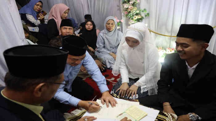 Wakil Wali Kota Bekasi Abdul Harris Bobihoe jadi saksi nikah stafnya, Sabtu 7 Juni 2025 - foto doc ist