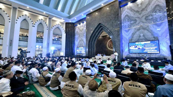 Gubernur Jawa Barat Dedi Mulyadi menghadiri Peringatan Tahun Baru Islam 1447 Hijriah, di Masjid Darussalam Kota Wisata Cibubur, Kabupaten Bogor, Minggu (29/6/2025).