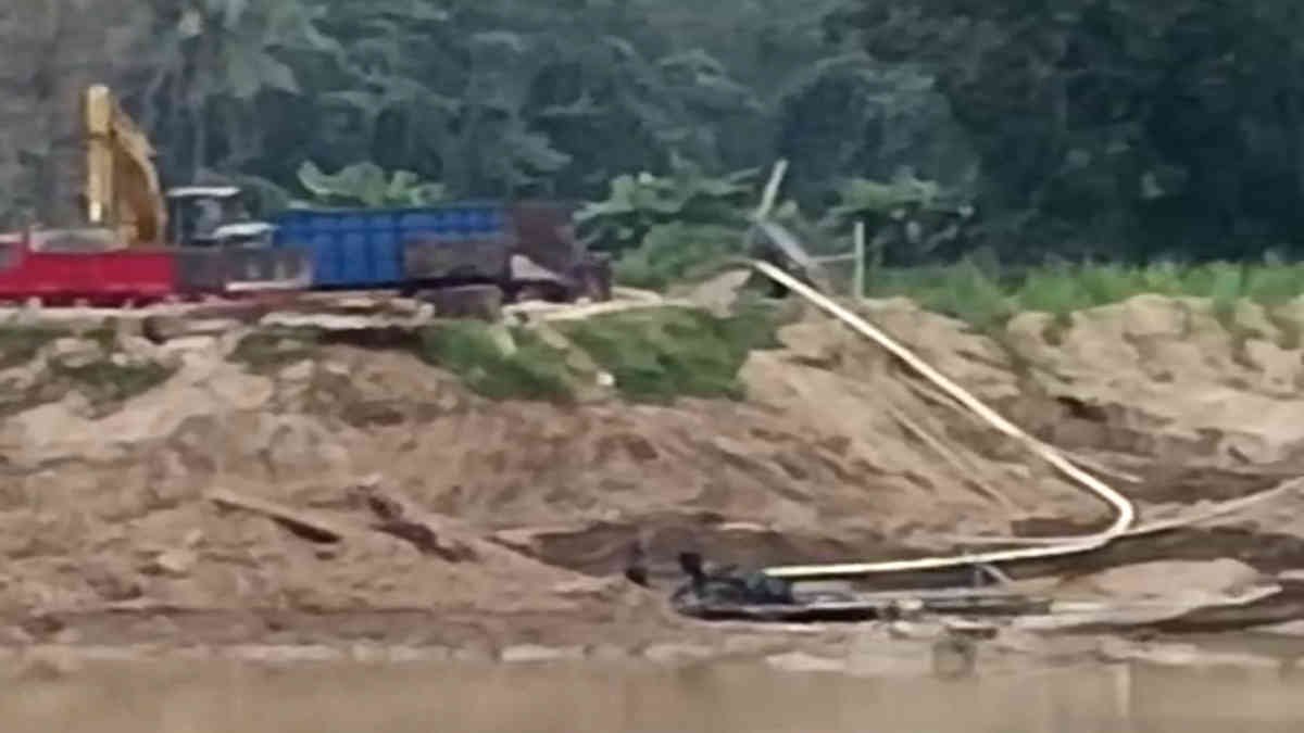 Foto: Tambang pasir ilegal di Desa Rejosari, Kecamatan Seputih Mataram, aktivitas perusakan lingkungan ini berjalan tanpa hambatan, (foto_sc/v)