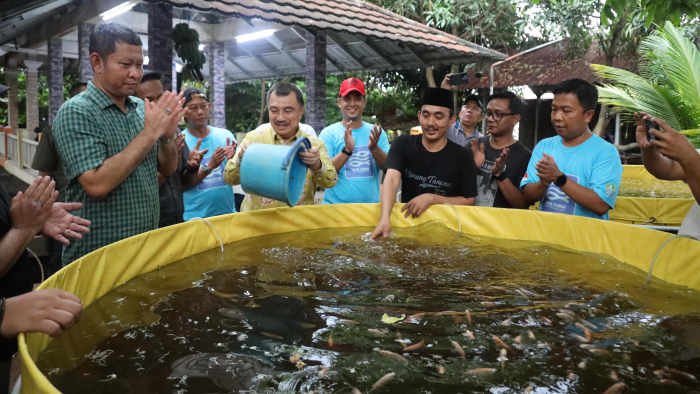 Wakil Wali Kota Abdul Harris Bobihoe hadiri langsung kegiatan penebaran benih ikan nila yang digagas oleh Karang Taruna Mustika Jaya, Minggu 1 Juni 2025 - doc ist