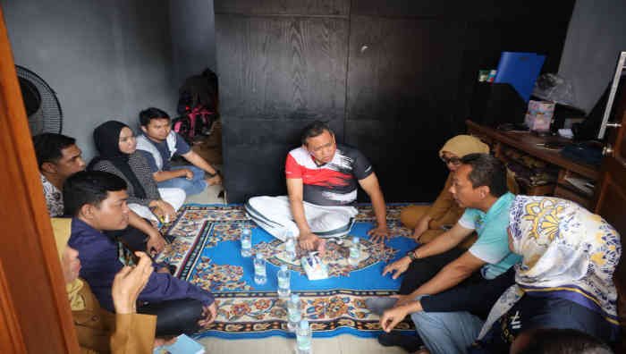 Wali Kota Bekasi, Tri Adhianto, menyambangi kediaman salah satu korban pelecehan aanak di bawah umur di wilayah Bekasi Timur, pada Selasa 10 Juni 2025 - foto doc .