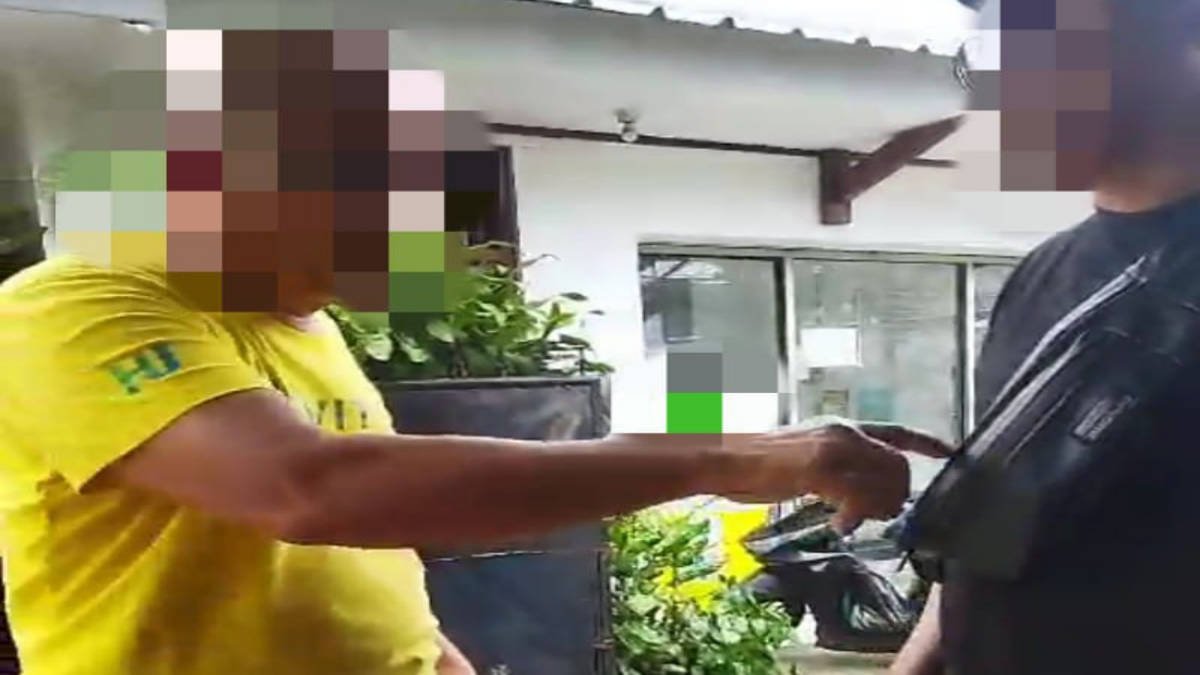 Foto: Seorang jurnalis dari media mata4 berinisial Budi Nugroho mendatangi klinik untuk meminta klarifikasi. Namun, bukannya mendapatkan keterangan, namun justru diusir oleh seorang pria paruh baya yang mengaku sebagai keluarga pemilik klinik, (foto_sc)