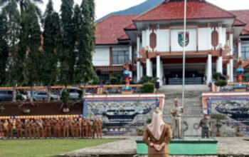 Foto: Staf ahli Bupati bidang ekonomi keuangan dan pembangunan Syam Juniston mewakili Bupati Tanggamus Drs. Hi. Moh. Saleh Asnawi saat memberikan arahan tegas dan sarat makna kepada seluruh aparatur sipil negara (ASN) di lingkungan Pemerintah Kabupaten Tanggamus dalam apel mingguan di halaman Sekretariat Daerah pada Senin (7/7/2025),