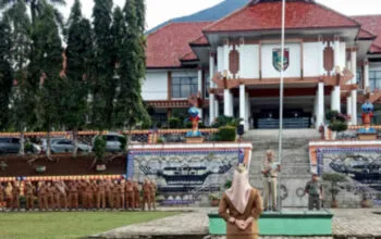Foto: Staf ahli Bupati bidang ekonomi keuangan dan pembangunan Syam Juniston mewakili Bupati Tanggamus Drs. Hi. Moh. Saleh Asnawi saat memberikan arahan tegas dan sarat makna kepada seluruh aparatur sipil negara (ASN) di lingkungan Pemerintah Kabupaten Tanggamus dalam apel mingguan di halaman Sekretariat Daerah pada Senin (7/7/2025),