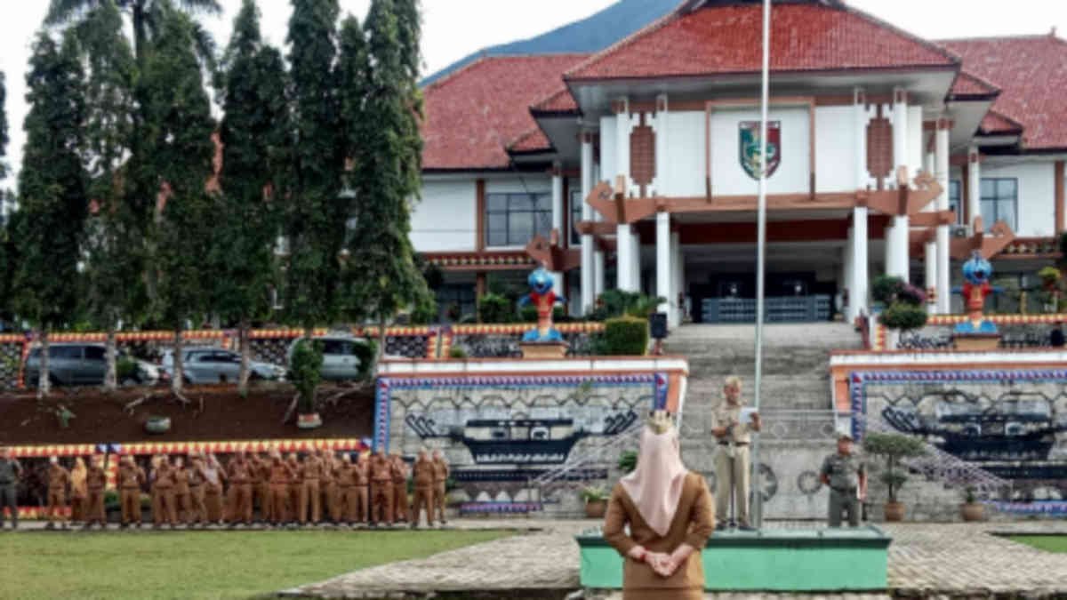 Foto: Staf ahli Bupati bidang ekonomi keuangan dan pembangunan Syam Juniston mewakili Bupati Tanggamus Drs. Hi. Moh. Saleh Asnawi saat memberikan arahan tegas dan sarat makna kepada seluruh aparatur sipil negara (ASN) di lingkungan Pemerintah Kabupaten Tanggamus dalam apel mingguan di halaman Sekretariat Daerah pada Senin (7/7/2025),