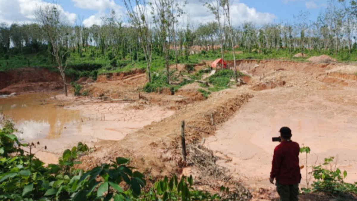 Foto: Galian tambang emas ilegal di lahan PTPN VII Blambangan Umpu, tepatnya tak jauh dari Polsek setempat, bahkan nyaris berdempetan. Miris? Tunggu dulu, ini baru pembuka, (foto_nt)