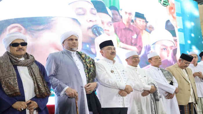 Wakil Wali Kota Bekasi Abdul Harris Bobihoe saat menghadiri kegiatan Solat Shubuh Keliling (Suling) sekaligus Haul Guru Almagfuriah Abuya KH. Abubakar Jamal, HA ke 27 dan Haul Alm KH. Hairuddin Abubakar ke 9 di Aula Yayasan Al Barokah Jatimakmur, Pondokgede, Minggu 13 Juli 2025 - foto doc.