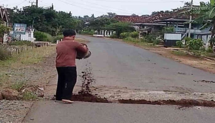 Warga GSB yang Lebih Cepat dari Negara, Tambal Jalan Rusak Sisa dari Proyek “Hantu”