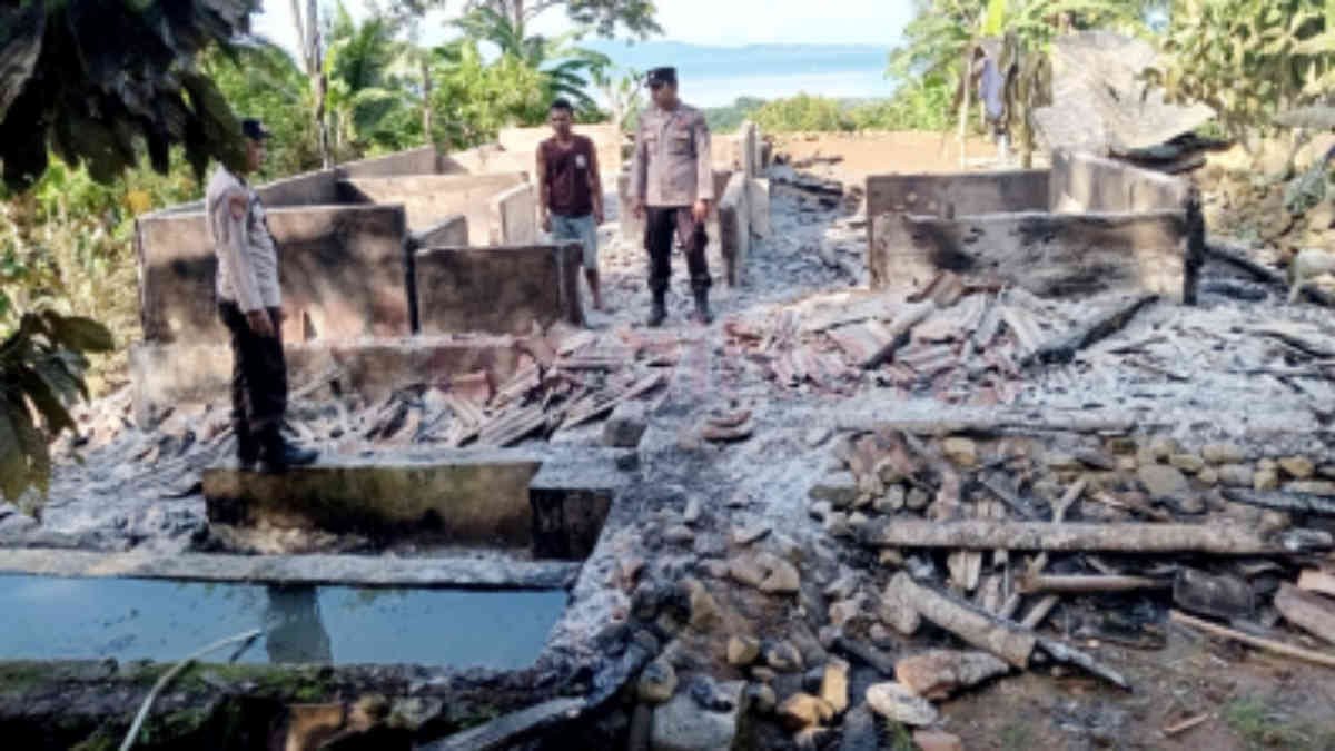 Foto: Polisi telah melakukan olah tempat kejadian perkara (TKP) dan meminta keterangan sejumlah saksi. Sementara itu, warga dan aparat setempat bergotong royong membantu membersihkan puing-puing pascakebakaran, pada Senin 7 Juli 2025.