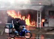 Bikin Geger! Rumah Toko di Kotaagung Hangus Terbakar Saat Hujan Deras