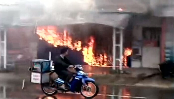 Bikin Geger! Rumah Toko di Kotaagung Hangus Terbakar Saat Hujan Deras