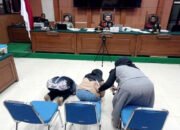 Sujud di Hadapan Hakim, Keluarga 3 Polisi yang Ditembak Oknum TNI Tuntut Keadilan