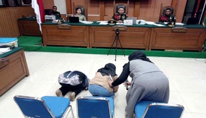Sujud di Hadapan Hakim, Keluarga 3 Polisi yang Ditembak Oknum TNI Tuntut Keadilan