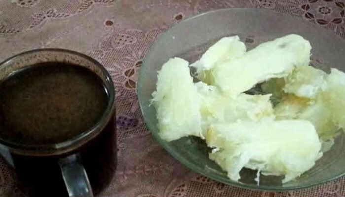 Seruput Kopi, Kunyah Singkong: Kombinasi Nikmat atau Tiket Masuk IGD?