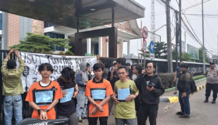 Main Badminton di Depan Kejari, Mahasiswa Sindir Kasus Korupsi Alat Olahraga Bekasi