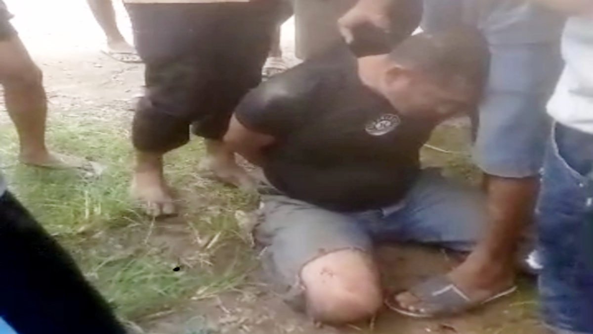 Foto: Pelaku maling motor sedang dikerumuni warga di sekitar perumahan Podomoro, Pringsewu, pada Jumat 4 Juli 2025 (foto_scht/vid)