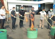 Ganja Dibakar, HP Digergaji, Obat Diblander, Kejari Kota Bekasi Musnahkan Barang Bukti Hasil Kejahatan