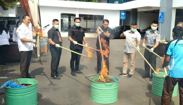 Ganja Dibakar, HP Digergaji, Obat Diblander, Kejari Kota Bekasi Musnahkan Barang Bukti Hasil Kejahatan