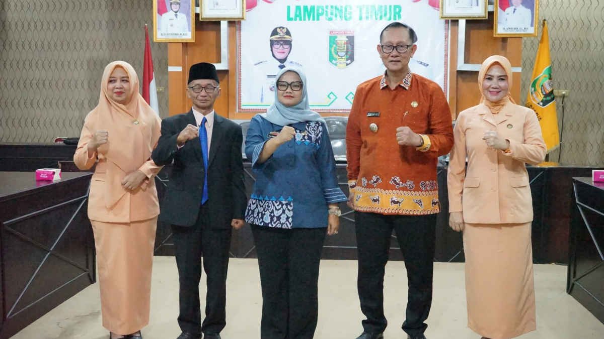 Foto: Suasana penuh harap usai Bupati Lampung Timur, Hj. Ela Siti Nuryamah, secara resmi melantik Drs. Tarmizi sebagai Pelaksana Tugas (Plt) Sekretaris Daerah, pada Kamis 3 Juli 2025