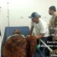AB Korban pembacokan Kades Batu Badak, Marga Sekampung, Lampung Timur saat didatangi sejumlah polisi saat menjalani perawatan di RS Airan Lamsel, pada Senin malam 7 Juli 2025 - foto doc ist