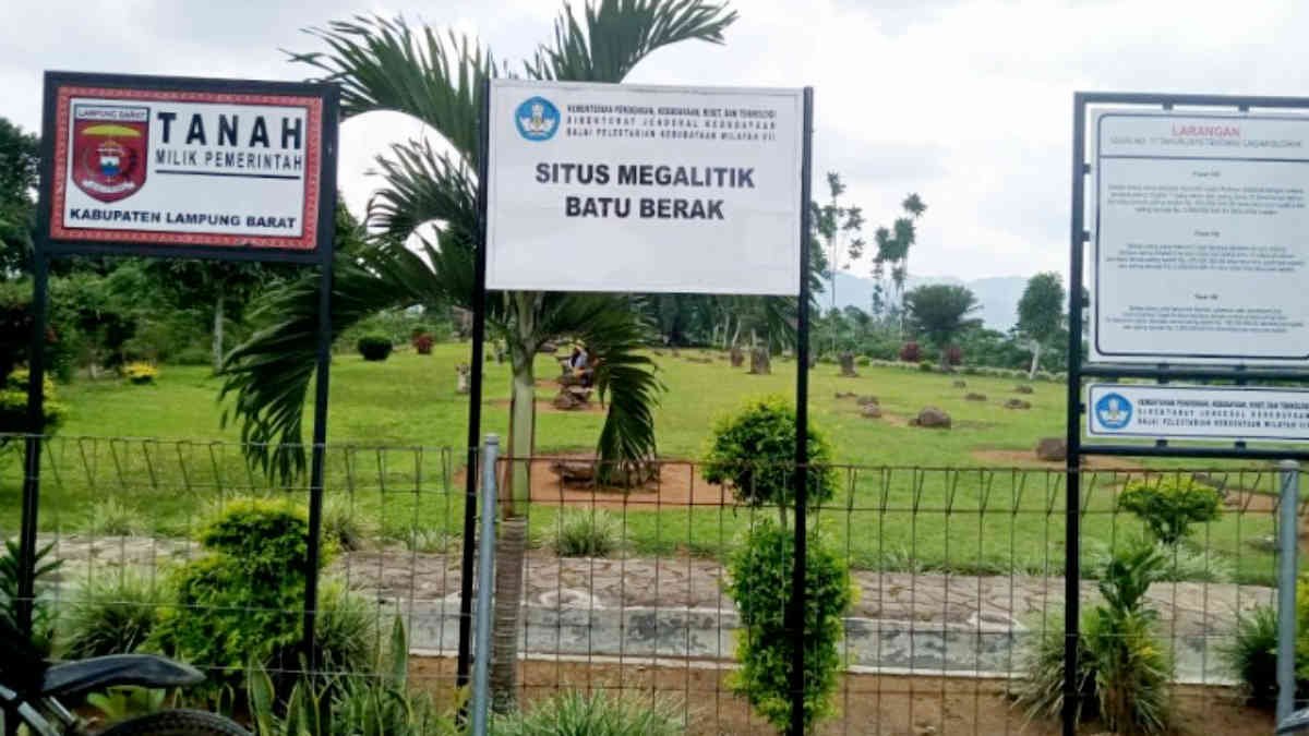 Foto: Tim Ahli Cagar Budaya (TACB) Provinsi Lampung akhirnya menetapkan Situs Megalitik Batu Brak di Pekon Purajaya, Kebun Tebu, Lampung Barat, sebagai pusat peradaban tertua di Provinsi Lampung. Penetapan ini bukan sekadar klaim lokal, tapi hasil kajian lapangan yang dalam, komparatif, dan berdasarkan data arkeologis yang kuat, (foto_net)