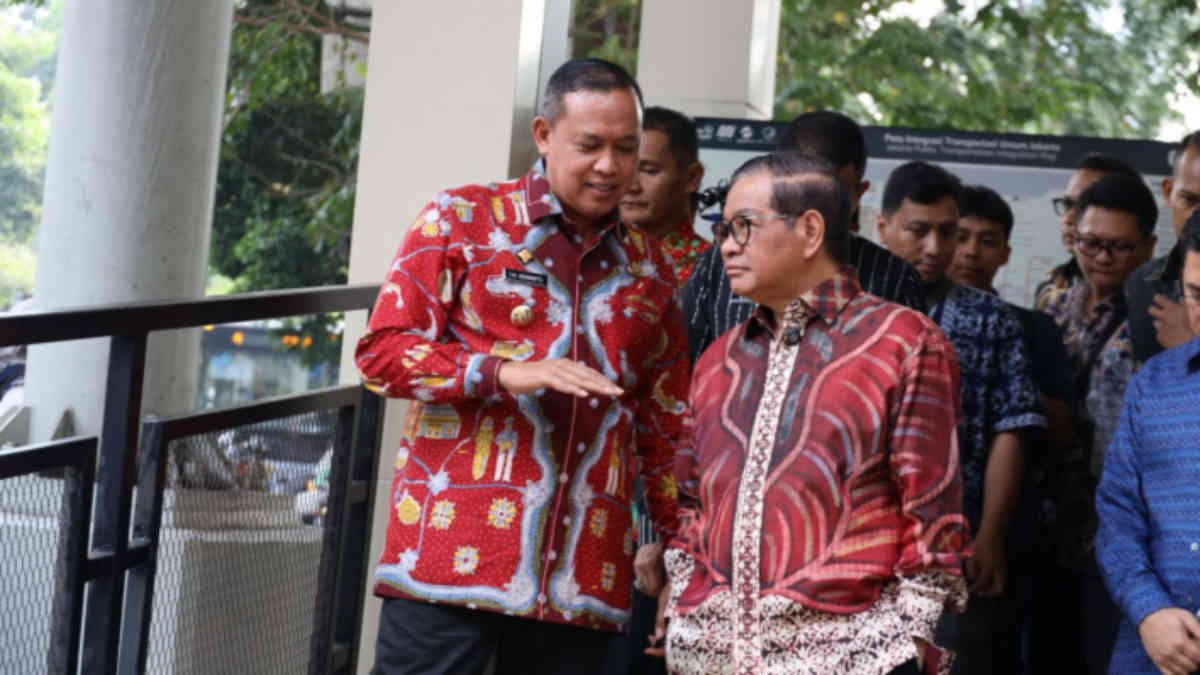 Foto: Wali Kota Bekasi Tri disambut langsung oleh Gubernur Daerah Khusus Jakarta, Pramono Anung, menandai kolaborasi erat antara dua wilayah metropolitan dalam membangun mobilitas yang efisien dan ramah lingkungan, (foto_adpim)