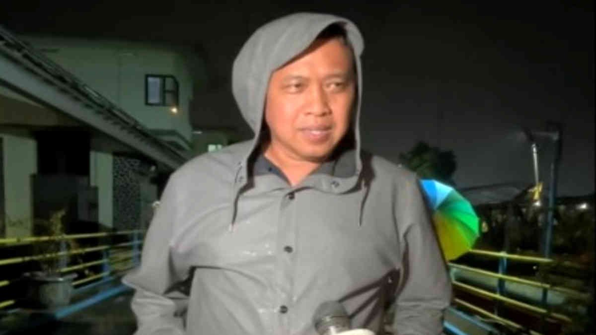 Malam tadi Wali Kota Bekasi Tri Adhianto bersama jajaran cek langsung kondisi debit air di Bendungan Prisdo, Senin malam 7 Juli 2025 - foto doc