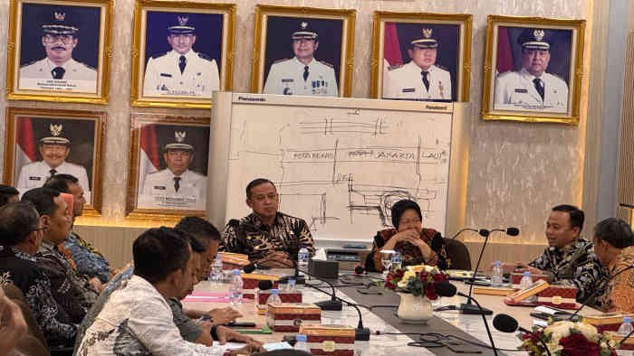 Wali Kota Bekasi Tri Adhianto dan eks Menteri Sosial Tri Rismaharini, saat mengisin Bimtek kepada aparatur Pemerintah Kota Bekasi, di di Gedung Plaza Pemkot, Kamis (10/7/2025).- foto doc