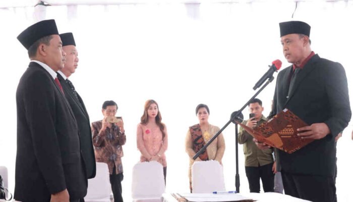 Tri Adhianto Lantik Dua Dirut BUMD Bekasi: Tegaskan Profesionalisme dan Tuntutan Kinerja Nyata