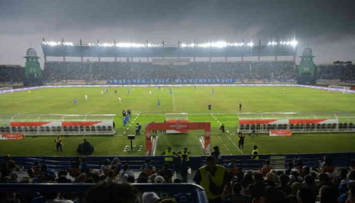 Piala Presiden 2025: Sepak Bola Internasional, Dagangan Laku, dan Gubernur Tersenyum di Jalak Harupat