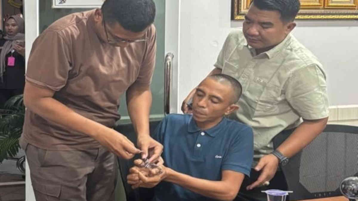 Khusni Mubarak alias Alim SM, tersangka kasus dugaan tindak pidana korupsi di Lampung Timur, ditangkap oleh Tim Intelijen Kejaksaan saat di RM Nasi Kapau di Bandar Lampung, Kamis 17 Juli 2025 - foto doc ist