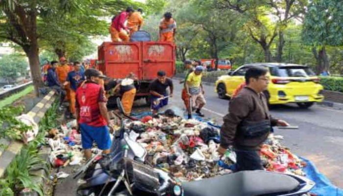Truk DLH Bekasi Terguling, As Roda Patah: Servis Berkala atau Berkala Diservis?