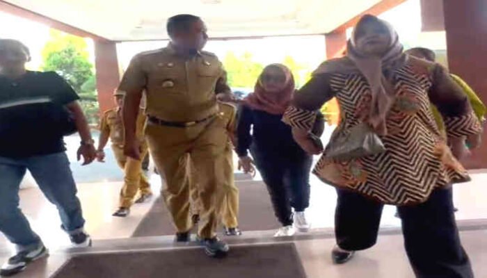 Viral! Wali Kota Bekasi Digeruduk Emak-Emak, Malah Dipuji Netizen