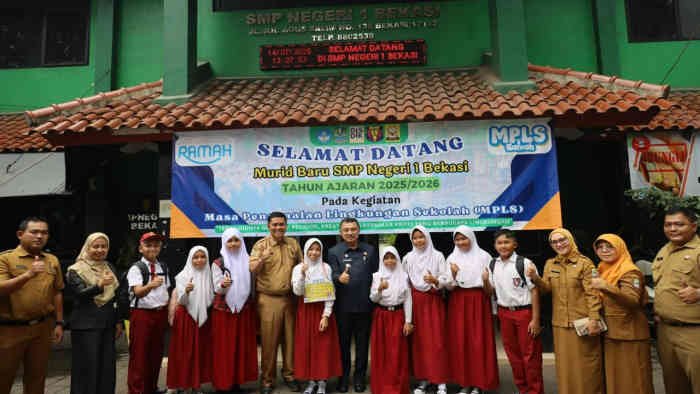 Wakil Wali Kota Bekasi Abdul Harris Bobihoe saat mengunjungi SMPN 1 Kota Bekasi dan memberikan beberapa pesan khusus terkait MPLS, Senin 14 Juli 2025 - foto doc