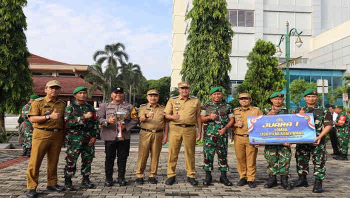Wali Kota Bekasi, Tri Adhianto, memimpin apel pagi di Plaza Pemkot Bekasi. Hadir mendampingi, Wakil Wali Kota Bekasi Abdul Harris Bobihoe, serta Dandim 0507/Bekasi, Senin 7 Juli 2025 - foto doc